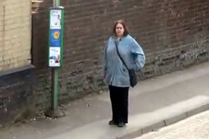 Танцы во время ожидания маршрутки