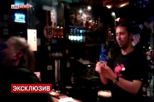 Неуклюжий бармен
