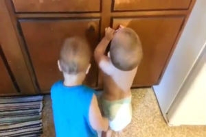 Прикольная игра малышей