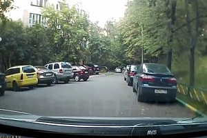 Ребенок резко выскочил под колеса авто
