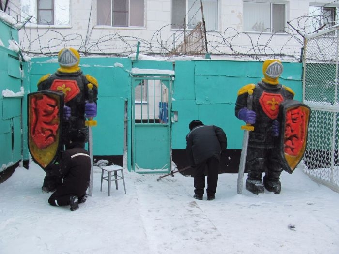Снежные и ледяные скульптуры российских заключенных