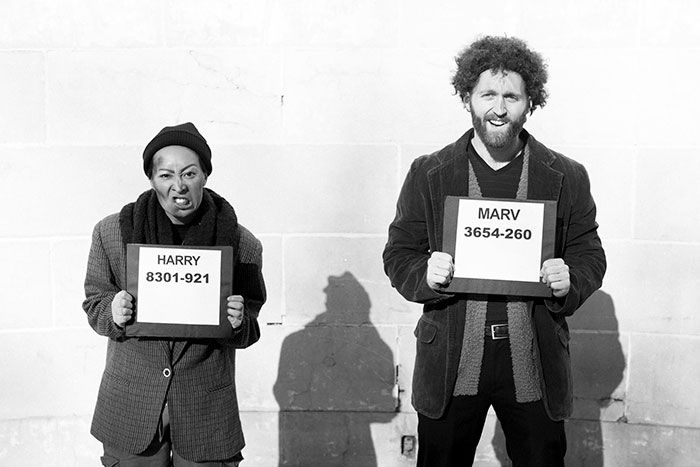 Нескучная предсвадебная фотосессия веселых жениха и невесты (23 фото)