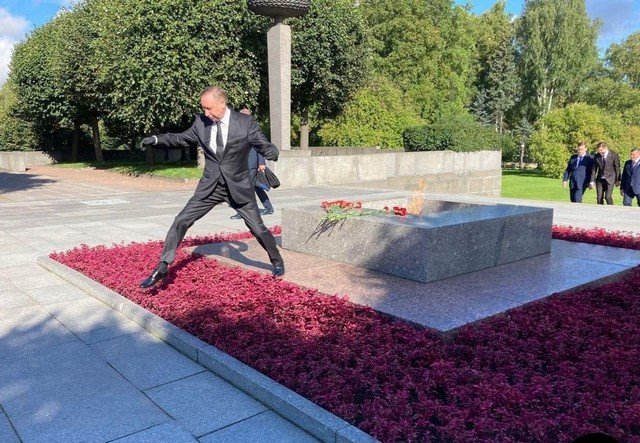 Губернатор Петербурга Александр Беглов перепрыгнул клумбу (20 фото)