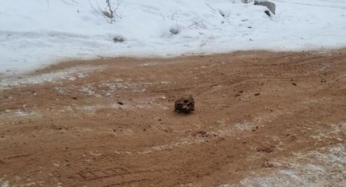 В российском городе дороги посыпали песком с кладбища (4 фото)