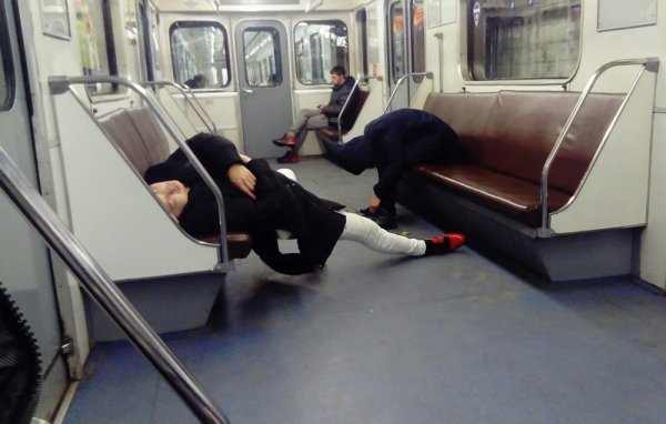 Модники и чудаки из метро (20 фото)