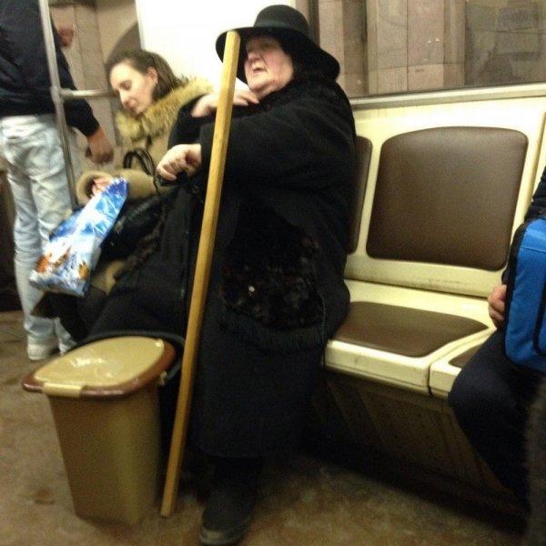 Модники и чудаки из метро (20 фото)