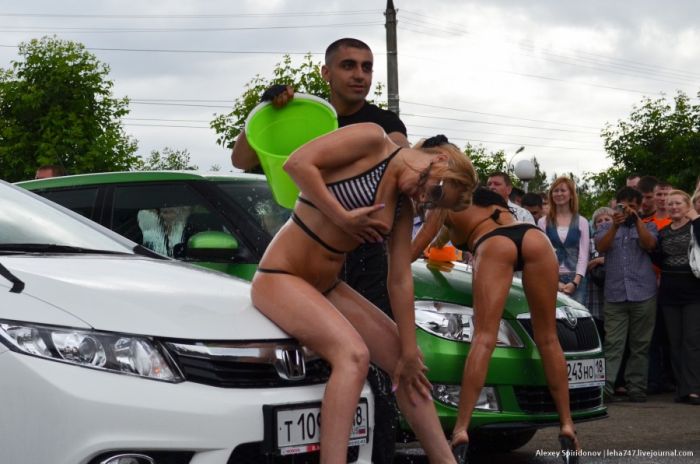 Конкурс "мокрых маек" и мойка авто в бикини (18 фото)