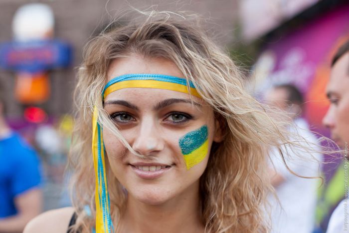 Симпатичные болельщицы на матче Украина-Швеция (30 фото)
