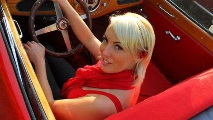 Какое отношение эта девушка имеет к футболу? (24 фото)