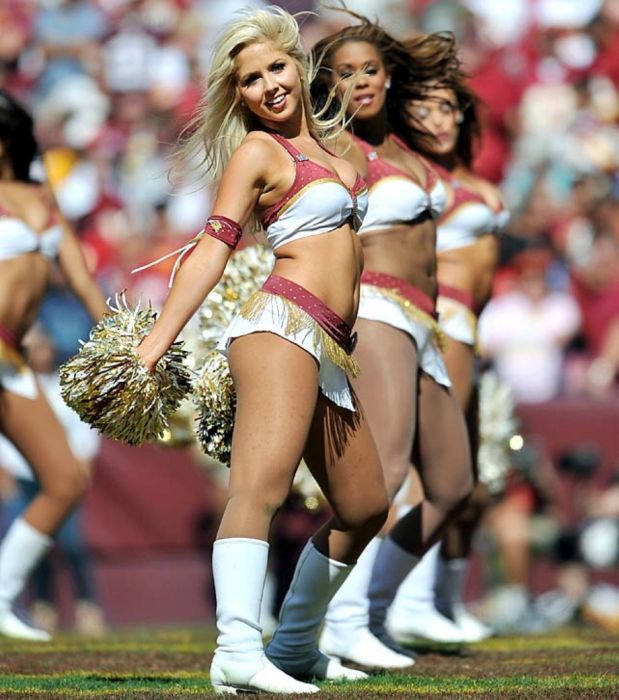 Девушки из группы поддержки команды Redskins