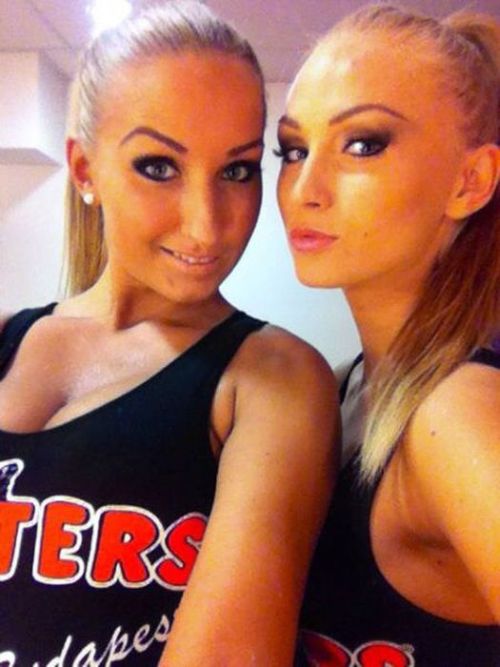 Красивые девушки из ресторана Hooters в Будапеште (86 фото)