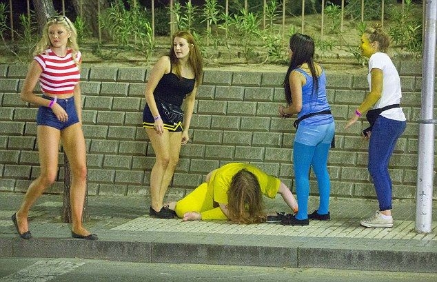 Спасение пьяной девушки от похотливых студентов