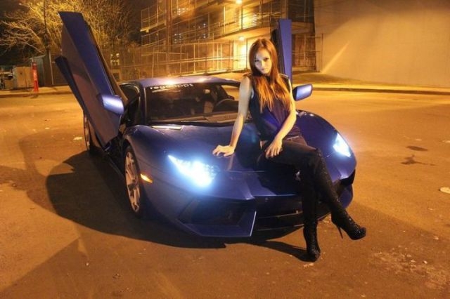 Красивые девушки на фоне шикарных автомобилей