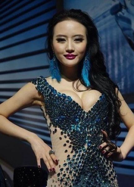 Девушки с китайского автошоу
