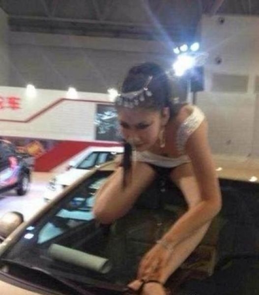 Как отрабатывает свою зарплату девушка в автосалоне