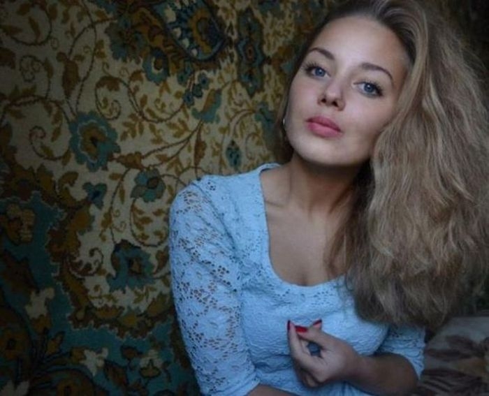 Симпатичные девушки у ковров и на коврах