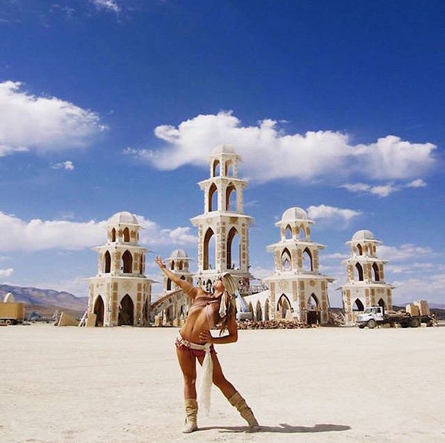 Симпатичные девушки с фестиваля Burning Man