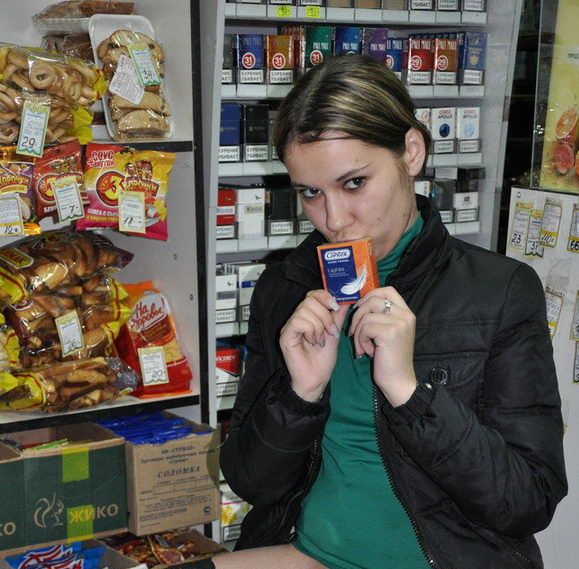 Продает товар как может