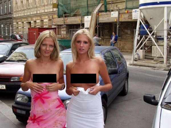 Обнаженные девушки на улицах
