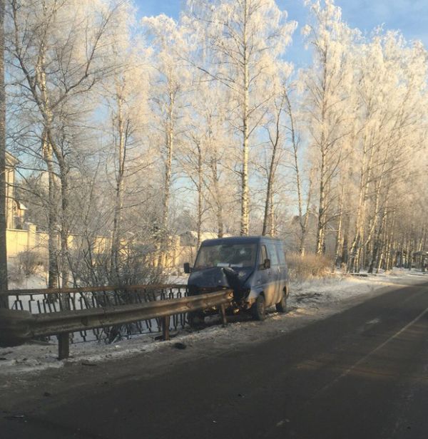 Девушки скрывают лицо