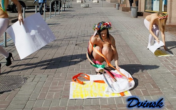 Femen поддержали Японию (16 фото)