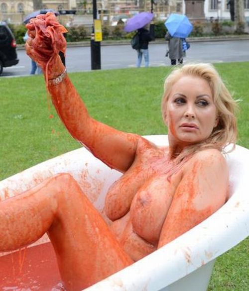 Модель из Playboy разделась на площади в Лондоне (6 фото)