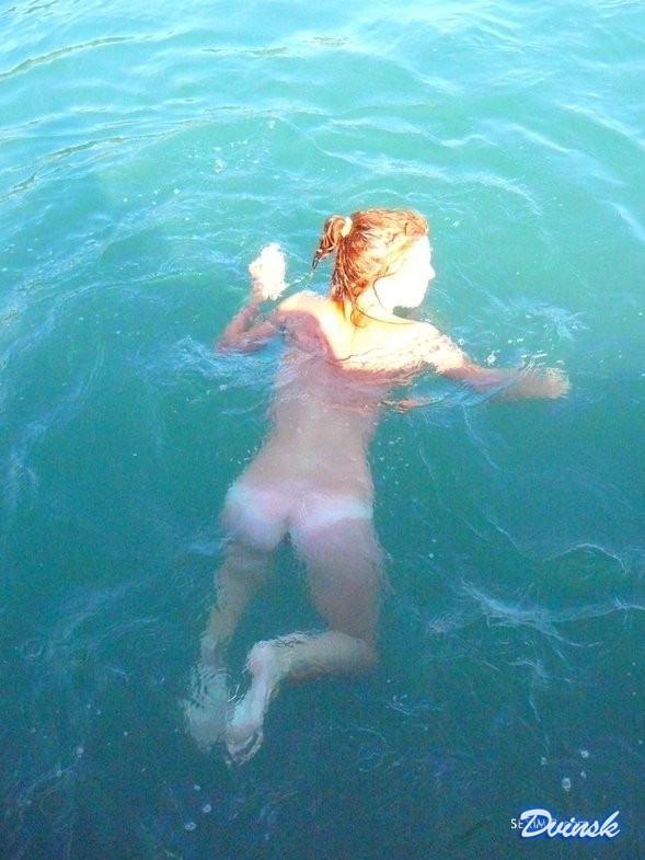 Голая рыжая блядина на море (20 фото)